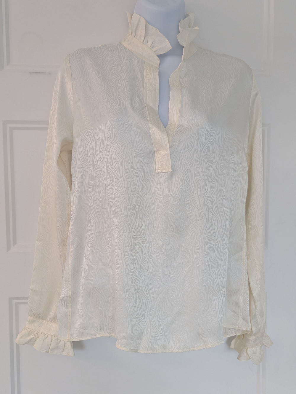 Nili Lotan Silk Zebra Jacquard Blouse XS Ivory Ruffle Collar Luxury - Picture 2 of 9